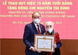 Nguyên Phó chủ tịch nước Nguyễn Thị Bình nhận Huy hiệu 75 năm tuổi Đảng